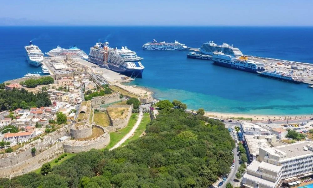 Ρόδος: Εντυπωσιακό θέαμα με τα έξι κρουαζιερόπλοια στο λιμάνι